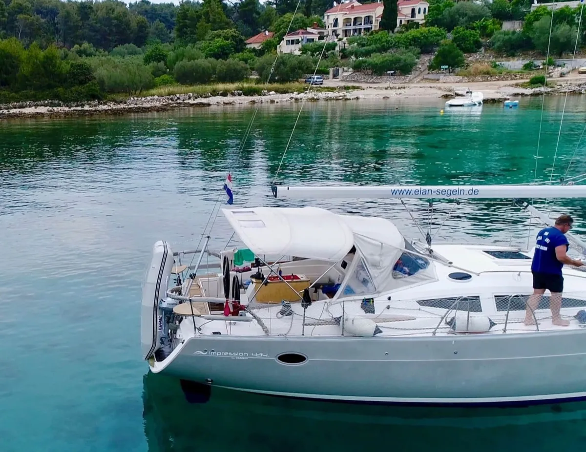 Single-handed dinghy transport operation with TenderConnect